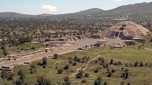 La pyramide de la Lune depuis le haut de la pyramide du Soleil