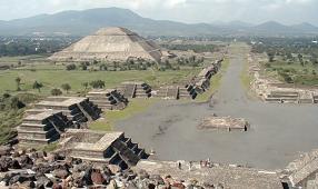 La pyramide du Soleil vue depuis le haut de la pyramide de la Lune
