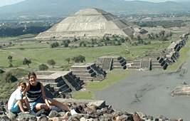 Marie et Caro en haut de la pyramide de la Lune
