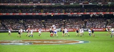 What the people of Melbourne live for : Australian Rules Football (AFL). I went to the semi final at the MCG (Melbourne Cricket Ground) ... sorry for the French but I think that I like it better than soccer ...