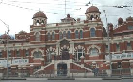 The public baths, another great building among modern scyscrappers.