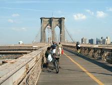 The walk along the pedestrian path of the Brooklin Bridge