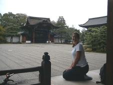 Caro, kneeling down at Ninna-ji temple